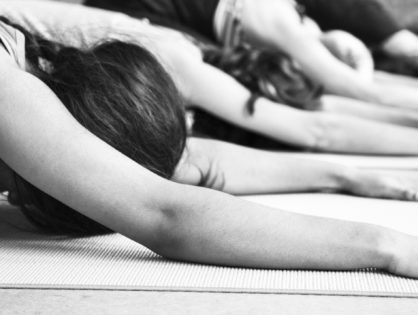 Pilates Mat Class mit Kinderhüte